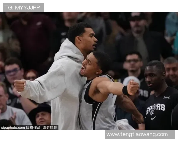 火箭与开拓者季后赛首战激战正酣球迷期待精彩对决